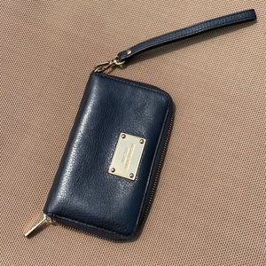 ✨ Michael Kors Black Wristlet Wallet ✨